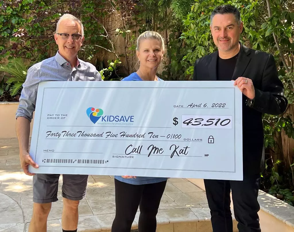 Mike and Tom deliver Check to Randi (2)