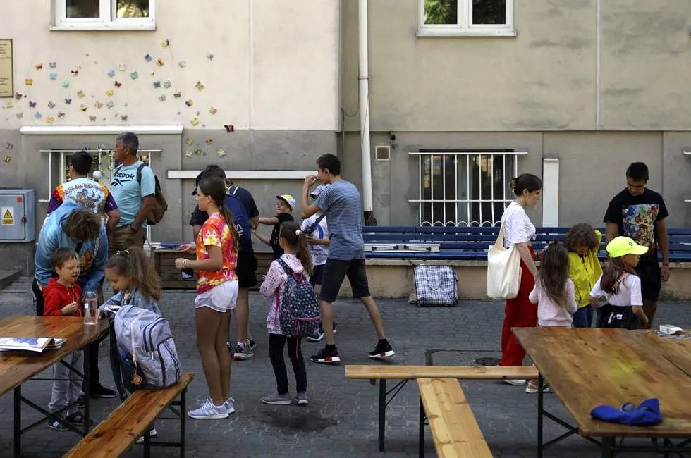 Ukrainian refugee children gather outside the Lauder Morasha Jewish school